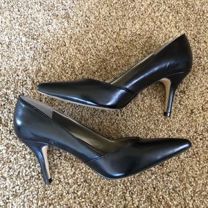 Tahari black pumps